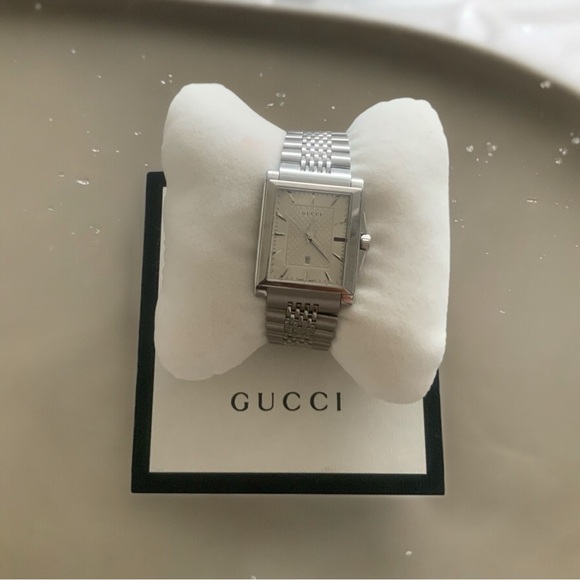 NIB GUCCI G-Timeless Rectangular Watch $990 - Picture 4 of 8